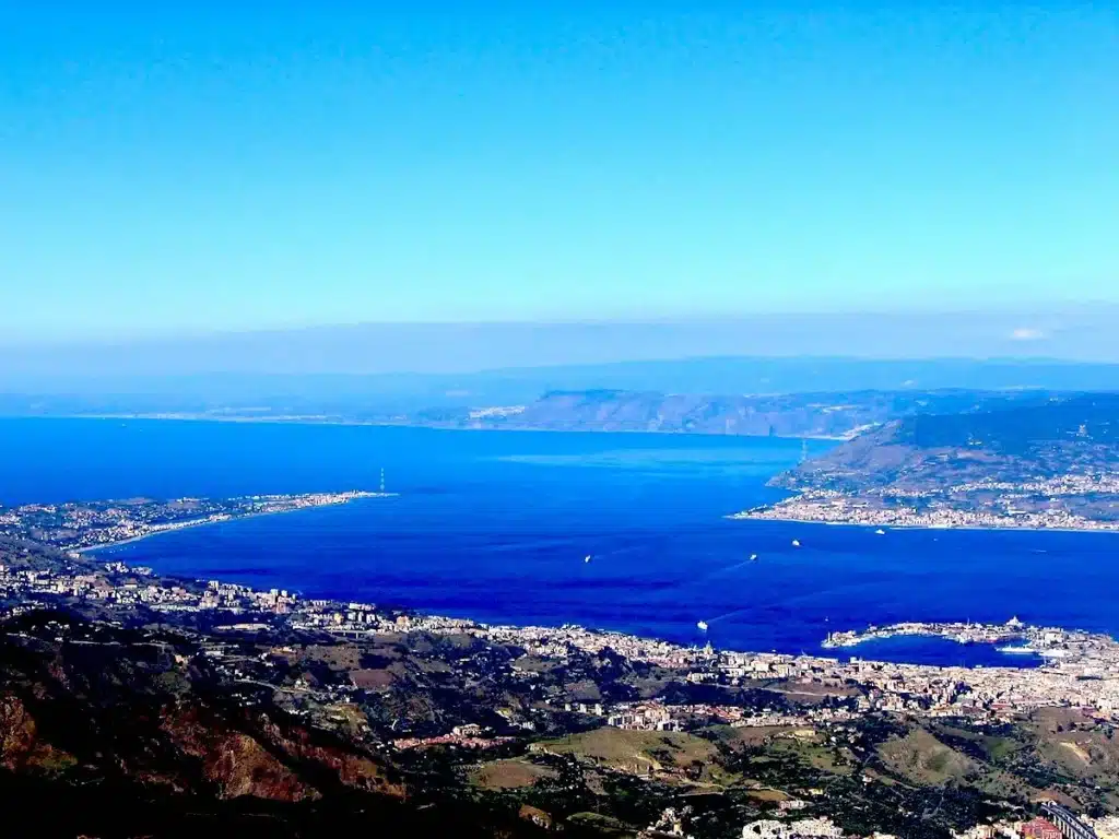Messina. Padre e figlio trovati morti in casa: disposte le autopsie